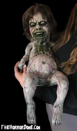 "Possessed Baby" HD Studios Halloween Puppet Prop -Thehorrordome Horror Props Verkoop possessed baby hd studios halloween puppet prop 28753461248048