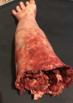"Severed Male Right Arm - Silicone" Human Body Part Halloween Prop -Thehorrordome Horror Props Verkoop severed male right arm silicone human body part halloween prop 28672282951728