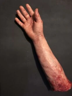 "Severed Male Right Arm - Silicone" Human Body Part Halloween Prop -Thehorrordome Horror Props Verkoop severed male right arm silicone human body part halloween prop 28672373751856